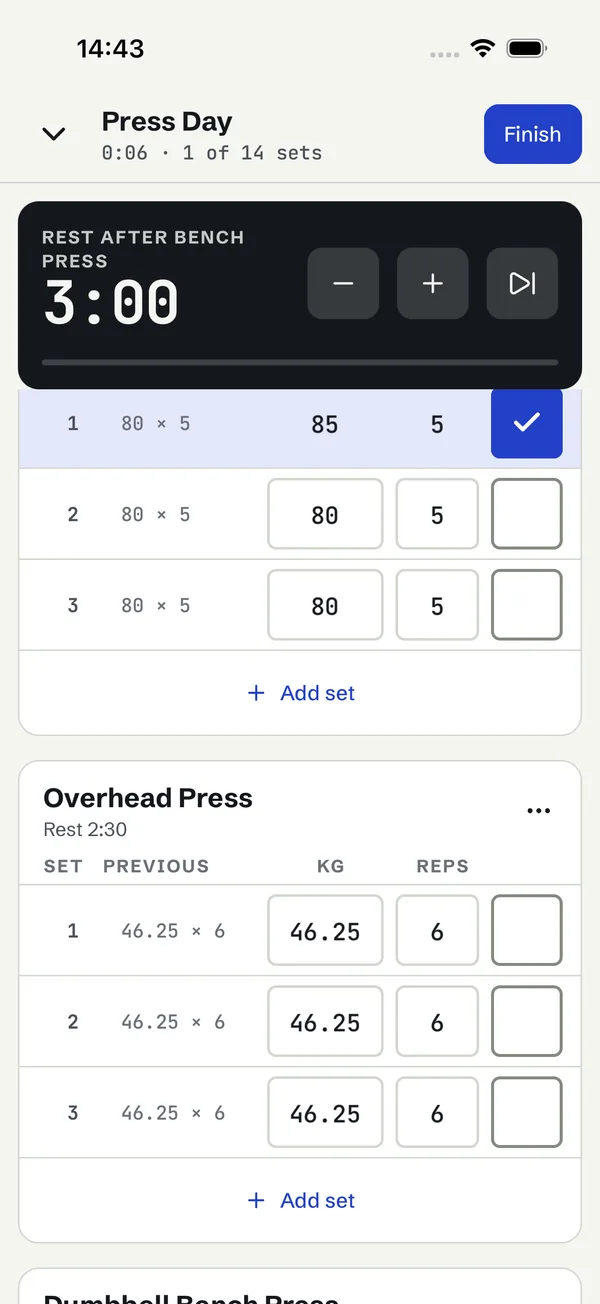 Repkivo workout screen on iPhone: Bench Press set rows with previous values, one completed set and the rest timer counting down